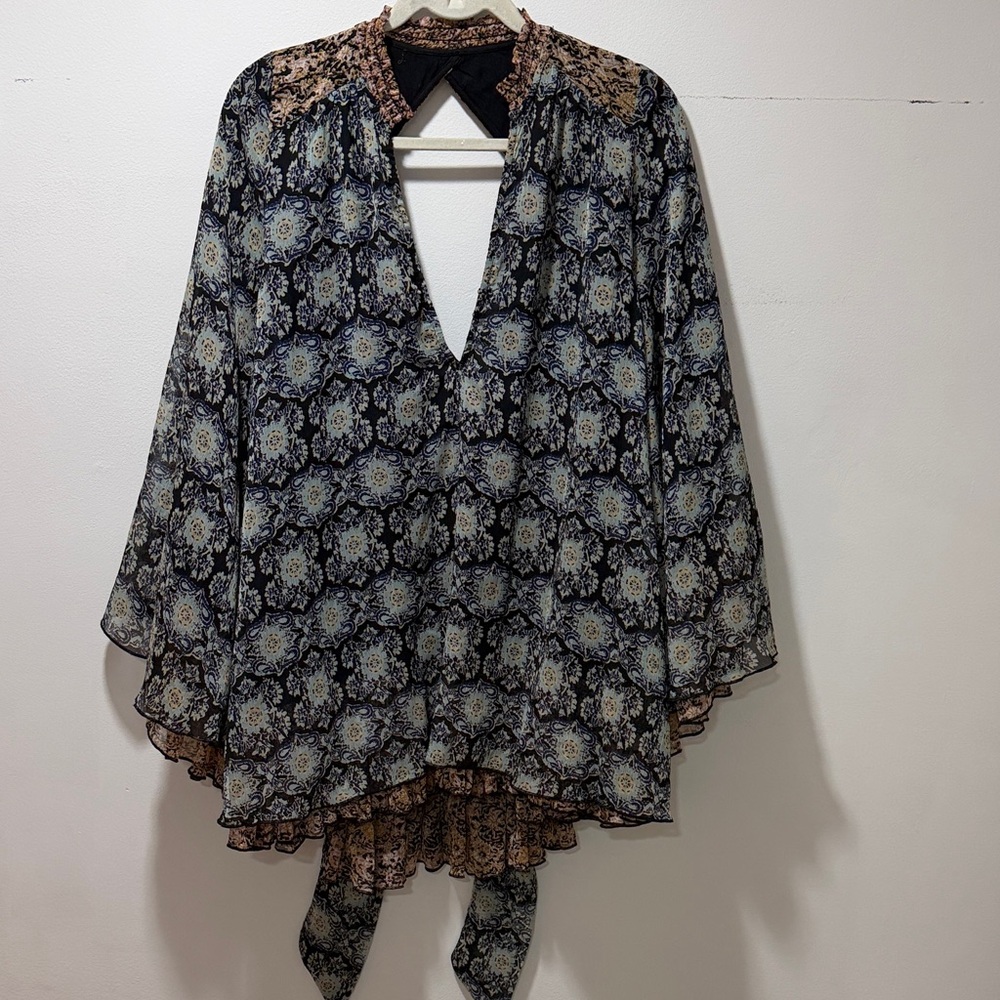 Free People Womens Floral Keyhole Boho Blouse NWOT Open Back Ruffle Fairy XS Top